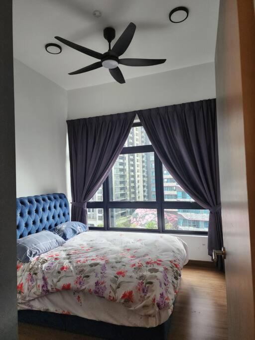 Sunflower/4r3b/klcc/1550sf/bacony/newcondo/bathtub Apartment Kuala Lumpur